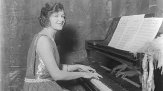 Miss Renee Kelly am Klavier (1923)