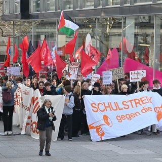 Teilnehmer ziehen demonstrierend durch die Stuttgarter Innenstadt gegen neuen Wehrdienst. Einigen von ihnen könnte erneut Post vom Ordnungsamt drohen.