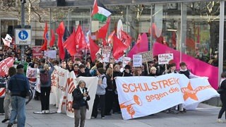 Teilnehmer ziehen demonstrierend durch die Stuttgarter Innenstadt gegen neuen Wehrdienst. Einigen von ihnen könnte erneut Post vom Ordnungsamt drohen.