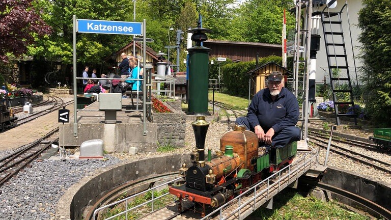 Hanspeter Landenberger auf der ersten Modelllok vom Katzensee.