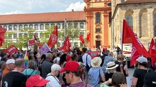Rund 200 Personen waren bei der Kungebung der IG Metall in Ellwangen. Die Beschäftigten demonstrierten gegen einen möglichen Abbau von Stellen.