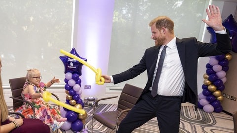 Prinz Harry spielt mit der neunjährigen Gwen Foster, die den Preis "Inspirational Child 7-11" erhalten hat, bei den jährlichen WellChild Awards 2025, mit denen die Leistungen und die Widerstandsfähigkeit schwerkranker Kinder und ihrer Familien im Royal Lancaster Hotel in London gewürdigt werden.