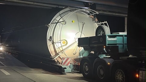 Schwerlasttransporter verkeilt sich unter A6-Brücke bei Erlenbach. 