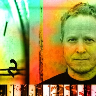 Der Komponist und Musiker Martin Brandlmayr auf der rechten Seite und dem Zifferblatt einer Wanduhr auf der linken Seite.