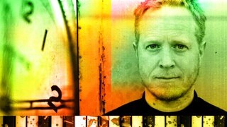Der Komponist und Musiker Martin Brandlmayr auf der rechten Seite und dem Zifferblatt einer Wanduhr auf der linken Seite.