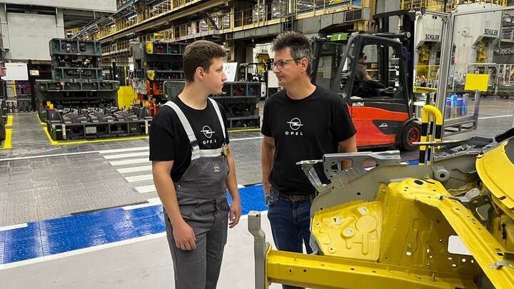 Opel Kaiserslautern ist wie eine große Familie. Papa Dirk und sein Sohn Finn Mayer sind die zweite und dritte Opel-Generation. 