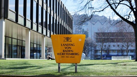 Außenansicht des Landtages von Baden-Württemberg kurz vor der Landtagswahl am 8. März 2026.