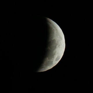 Nur noch eine Sichel war in den frühen Morgenstunden während der partiellen Mondfinsternis am 28. August 2026 zu sehen - zumindest in Bayern.