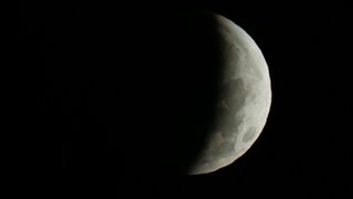 Nur noch eine Sichel war in den frühen Morgenstunden während der partiellen Mondfinsternis am 28. August 2026 zu sehen - zumindest in Bayern.