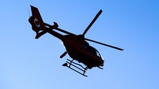 Rettungshubschrauber auf dem Weg zu einem Unfall