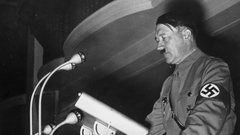 Adolf Hitler spricht am 9. November 1936 im Bürgerbräukeller in München