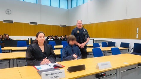 Der 21 Jahre alte Angeklagte hatte am ersten Prozesstag keine Angaben zur Tat gemacht. Am Mittwach das Verfahren wegen verscuhten Mordes am Landgericht begonnen. 