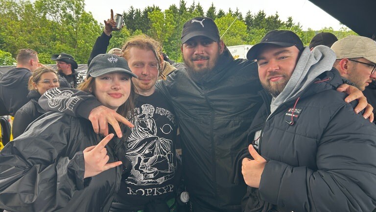 Fans in der Warteschlange von RaR bei Open Doors