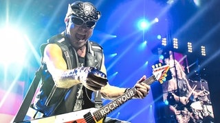 Rudolf Schenker, Gitarrist der Band Scorpions aus Hannover, live auf "Rock Believer Tour 2023". | Die heimlichen Musikmetropolen aus Deutschland und der Welt