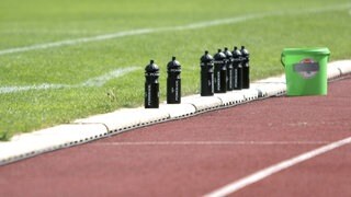 Trinkflaschen am Fußballplatz bei Hitze