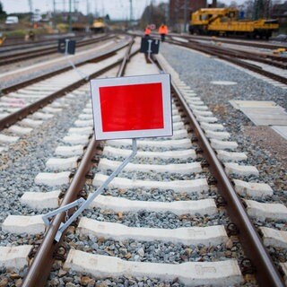 Ein Schutzhaltesignal steht im Bereich eines Bahnhofs (Symbolbild)