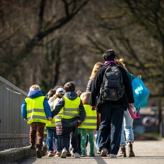 Symbolbild: Eine Kindergartengruppe ist am Vormittag bei Sonnenschein unterwegs.