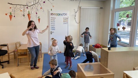 Lara Germer tanzt fröhlich mit den Kindern der Kindertagesstätte Flitz-Kids in Bretzenheim. 