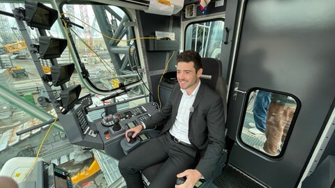 Gesteuert wird der Raupenkran mit zwei Joysticks. Der LR13000 verfügt zudem über ein Sicherheitssystem, das ein Umkippen verhindert. 