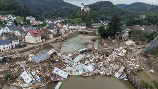 Meterhoch türmen sich Wohnwagen, Gastanks, Bäume und Schrott an einer Brücke über der Ahr 