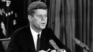 US-Präsident John F. Kennedy kündigt am 22. Oktober 1962 im Fernsehen an, dass die USA eine Blockade Kubas durchsetzen