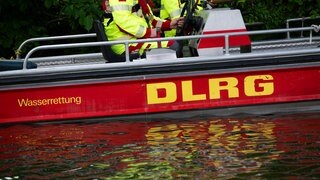 Ein Rettungsboot der DLRG auf einem Badesee