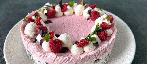 Sommerliche Kombination aus Kuchen und Eis