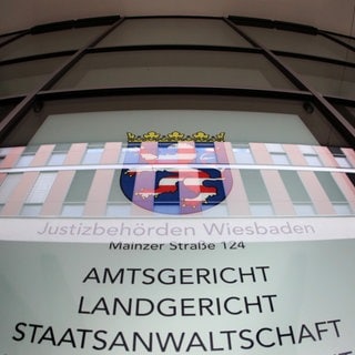 Schild vom Amtsgericht Wiesbaden: Familie aus Hochheim betrügt Energieversorger