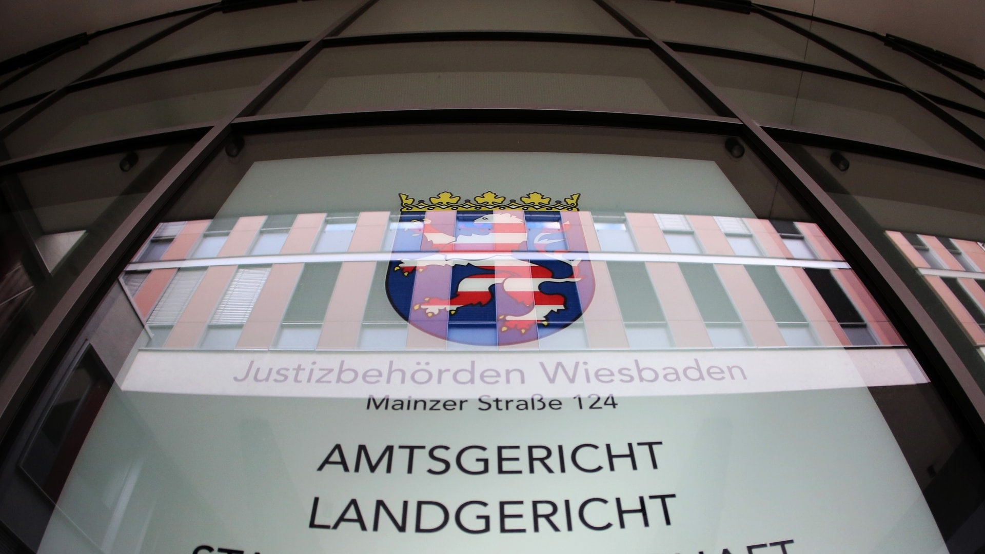 Millionen aufs eigene Konto: Familie aus Hochheim betrügt Energieversorger