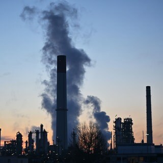Industrieanlagen und Schornsteine einer Mineralölraffinerie.