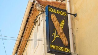 An einer französischen Bäckerei hängt ein Schild mit der Aufschrift "Boulanger": Im Französischen gibt es fast kein Wort, das man so buchstabiert, wie man es spricht