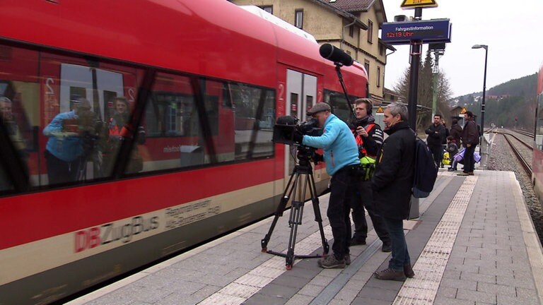 Unsere langjährige Autorin Susanne Mayer-Hagmann bei einem Eisenbahn-Romantik-Dreh vor Ort.