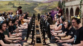 Besucher der Gamescom testen 2025 das Computerspiel "Anno 117" des deutschen Entwicklerstudios Ubisoft Blue Byte: Die Games-Branche kriselt, deutsche Studios hinken bei Top-Spielen hinterher. Finanzierung und Programmierung sind eine Herausforderung.