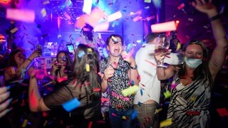 Junge Menschen tanzen kurz nach der Wiedereröffnung am 19. Juli 2021, dem "Freedom Day", im "The Piano Works" in London.  Nachtclubs, die seit März 2020 wegen der Corona-Pandemie geschlossen waren, können endlich wieder öffnen.
