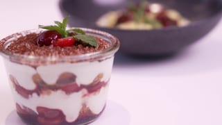 Auf dem Bild sieht man ein Kokos-Kirsch-Tiramisu, das Kirschen, Amarettini, Espresso, Rum und Kokosmilch enthält. Kirschen sind nicht nur ein süßer und gesunder Snack, sondern auch eine beliebte Zutat in der Küche.