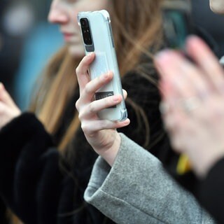 Jugendliche mit Smartphone