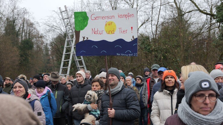 Etwa 2000 Menschen demonstrieren gegen geplanten Polder bei Whyl und Weisweil