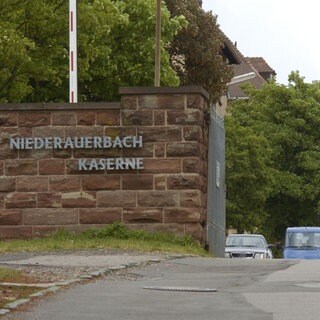 Eine Einfahrt der Niederauerbach-Kaserne in Zweibrücken. Das angebliche Fehlverhalten der Fallschirmjäger der Bundeswehr ist Thema im Verteidigungsausschuss.