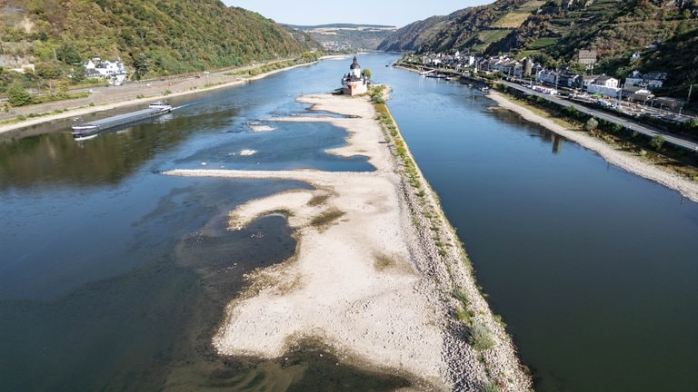 Niedrigwasser: Große Sandbänke vor der Zollburg Pfanzgrafenstein im Rhein kommen zum Vorschein.