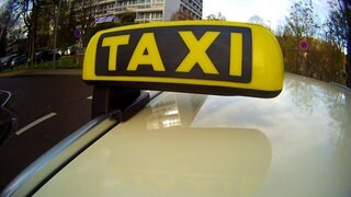 Ein gelb-schwarzes Taxischild auf dem Dach eines Autos. Die Taxizentrale in Schäbisch Gmünd hat ihre Vermittlung in ein Callcenter in die Türkei ausgelagert (Archivbild). 