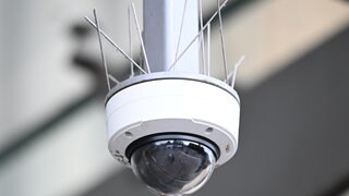 Eine Überwachungskamera hängt vor einem Hauptbahnhof. Die CDU in Rheinland-Pfalz ist für den Einsatz von KI in der Videoüberwachung. 