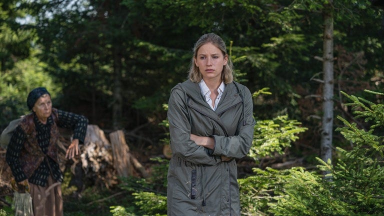 Celine nachdenklich im Wald, Lioba folgt ihr ungesehen