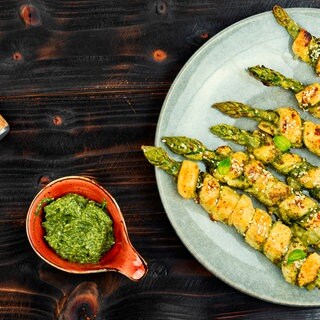 Grüner Spargel-Blätterteig-Stangen mit Dip