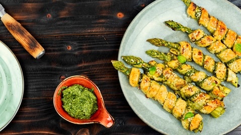 Grüner Spargel-Blätterteig-Stangen mit Dip