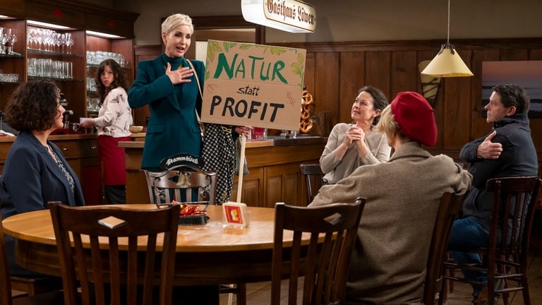 Frau Dr. Siegel-Brack hält im Löwen einen Vortrag. Sie hat ein Plakat mit der Aufschrift "Natur statt Profit".