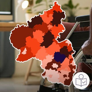 Im Vordergrund eine Land·karte von Rheinland-Pfalz. Rechts im Hinter·grund sitzt ein Mensch im Roll·stuhl. Dazu das SWR Logo für Leichte Sprache.