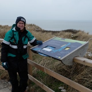 Anne Schacht, Nationalpark-Rangerin auf Sylt. Die interaktiven Module auf dem Pfad zwischen Hörnum im Süden und List ganz im Norden der Insel bieten Wissenswertes über Schweinswale, Trauerenten, Küstenschutz und die Ökologie des Sylter Walschutzgebietes.