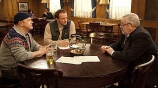 Hermann sitzt mit Toni und Bernd am Stammtisch