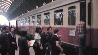 Menschen steigen in einen Zug
