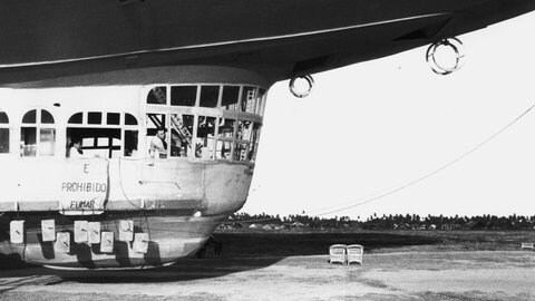 Luftschiff "Graf Zeppelin" 1936 in Brasilien. Blick auf die Führergondel des Luftschiffs LZ 127 (Rio Grande do Sul  Brasilien) mit dem Hinweisschild "Prohibido fumar" – Rauchen verboten